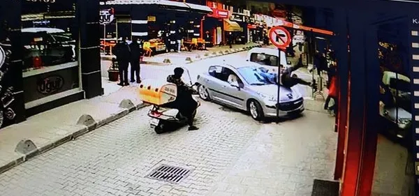 Hız nedeniyle kontrolden çıktı! Yayayla birlikte dükkana daldı - 1