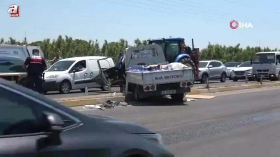 Ayvalık’ta TIR ile kamyonet çarpıştı