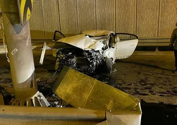 Kadıköy’de otomobil bariyerlere ok gibi saplandı! Sürücü olay yerinde aracını bırakıp kaçtı