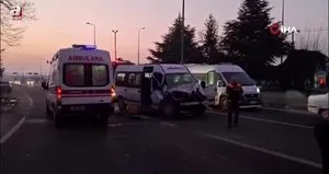 Minibüs tıra arkadan çarptı