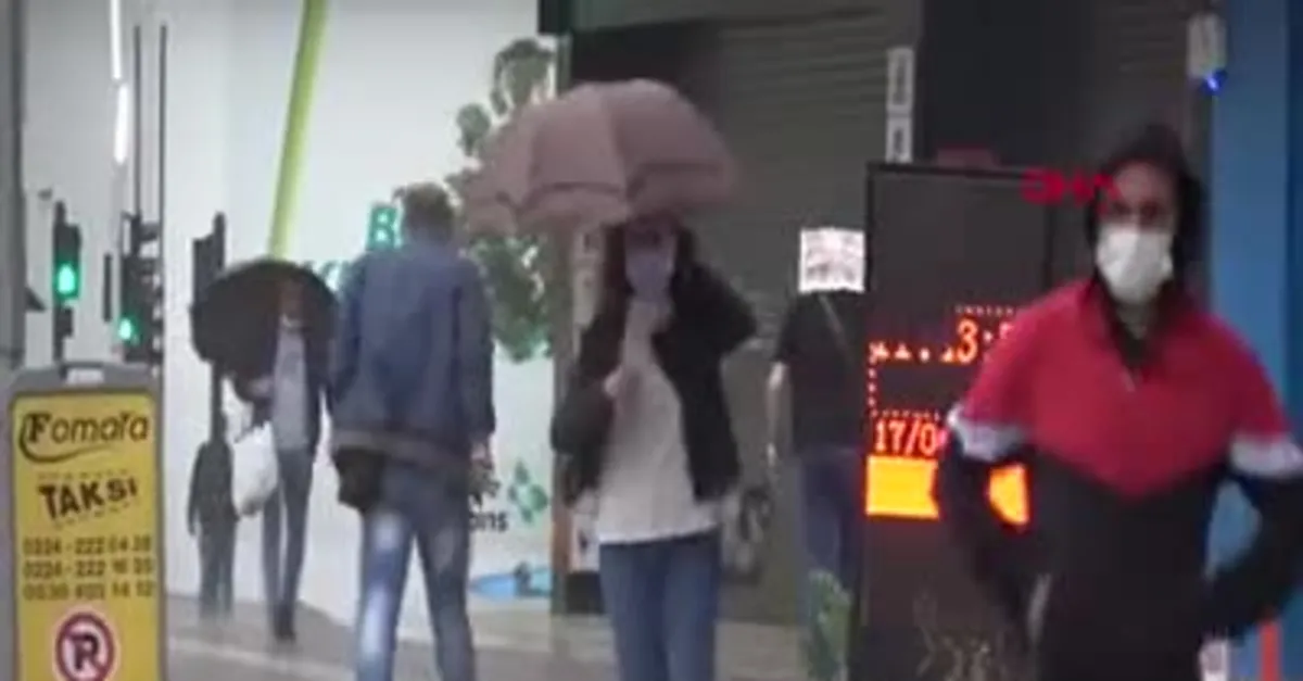 Sağanak yağış hayatı felç etti! Cadde ve sokaklar göle döndü