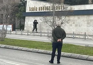 İzmir'de adliye önünde şüpheli paket paniği! Fünye ile patlatıldı