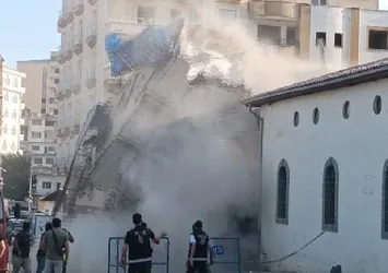 Gaziantep'te asrın felaketinde hasar gördü! 5 katlı bina yıkım sırasında böyle çöktü
