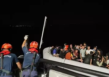 İzmir'de 46 düzensiz göçmen yakalandı! İl Göç İdaresi Müdürlüğüne teslim edildiler