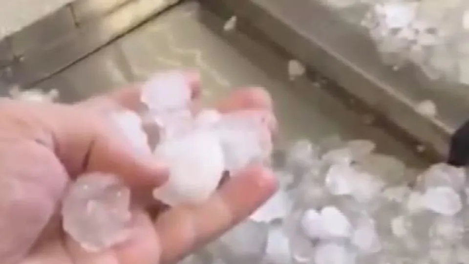 İstanbul Ümraniye’de metro girişinde dolu yığını! Ceviz büyüklüğünde...