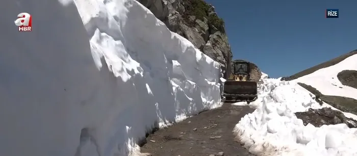 dogu-karadenizde-yaz-kisa-dondu-yayla-evleri-beyaz-ortunun-altinda-1750960420184.jpg (foto:ahaber.com.tr)