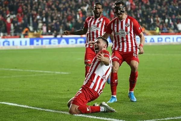 ozel-haber-sinan-gumus-antalya-yolunda-5-6-sene-sonra-donebilirim-demisti-1643901904720.jpeg Son dakika: Sinan Gümüş Antalyaspor'a gidiyor! ''5-6 sene sonra dönebilirim'' demişti ama... - 2