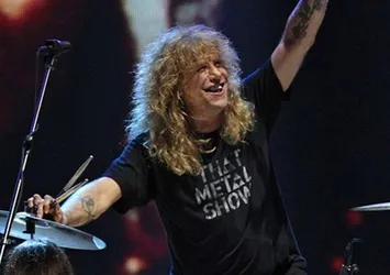 Müzisyen Steven Adler kendisini bıçakladı