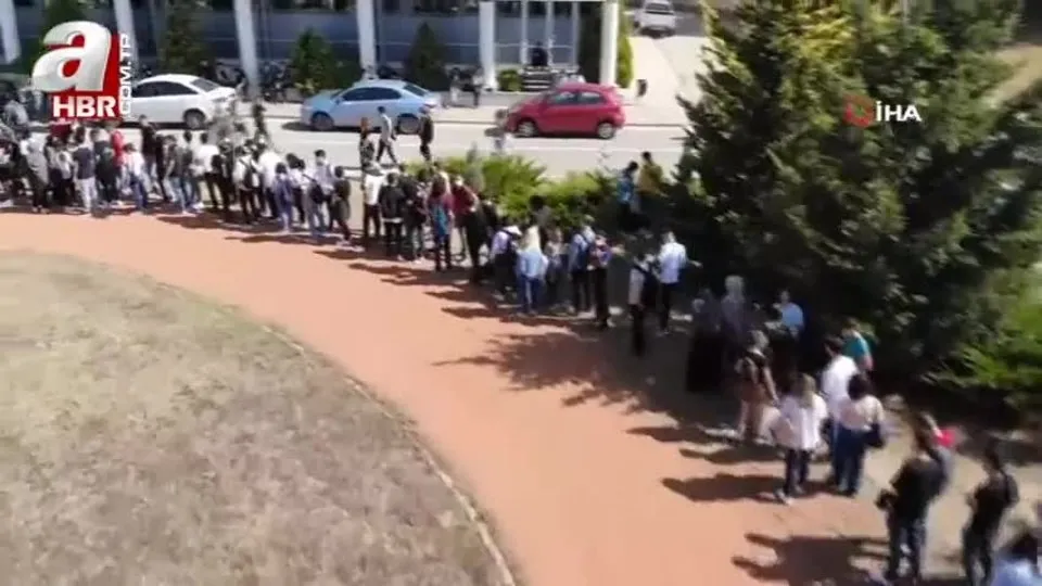 Yüzlerce öğrencinin köfte yemek için girdiği sıra havadan görüntülendi