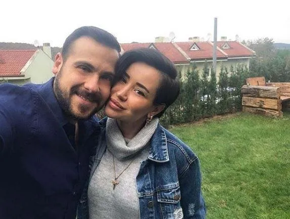 Murat Yildirim Ve Esi Imane Elbani Cuma Gunleri