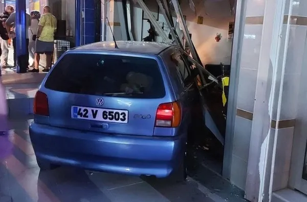 izmirde-direksiyon-kontrolunu-kaybeden-arac-dukkana-daldi-o-anlar-kamerada-1654088195672.jpg İzmir’de direksiyon kontrolünü kaybeden araç dükkana daldı! O anlar kamerada - 1