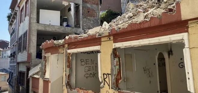 Bir garip olay: Fatih’te 3 ev duvarsız kaldı!