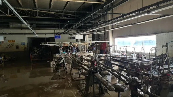 bartinda-cay-tasti-tekstil-fabrikasi-sular-altinda-kaldi-1656596058765.jpg Bartın'da çay taştı! Tekstil fabrikası sular altında kaldı - 6
