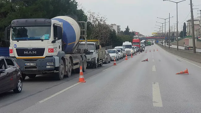 İzmit'te yüksek gerilim hattı çalışması sebebiyle D-100 Karayolu'nda trafik oluştu - 1