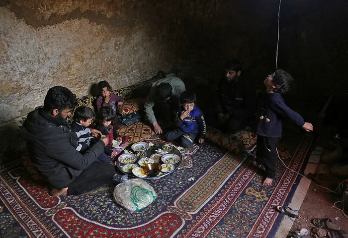 son-dakika-idlibliler-magaralara-siginmaya-basladi-1582605331771.jpg Son dakika: İdlibliler mağaralara sığınmaya başladı! - 1
