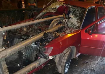 Köprü bariyeri otomobile ok gibi saplandı