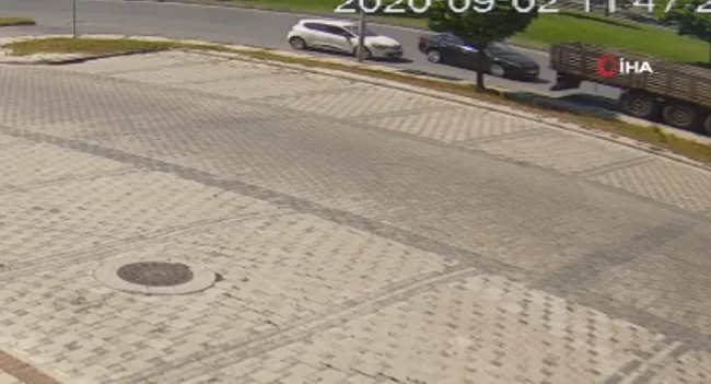 İstanbul’da otomobil TIR’ın altına girdi! Mucize kurtuluş - 1