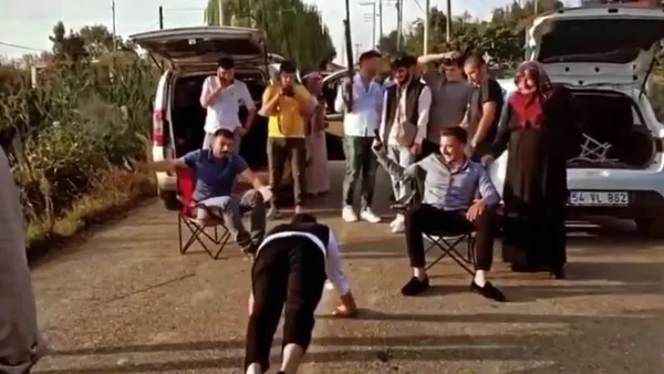 sakaryada-pes-dedirten-dugun-eglencesi-yolu-kapatip-damada-sinav-cektirdiler-1632223850345.jpg Sakarya’da ‘pes’ dedirten düğün eğlencesi! Yolu kapatıp damada şınav çektirdiler - 2