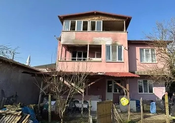 Ev yangınında 2 kişi dumandan etkilendi