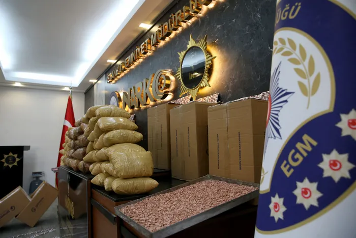 Son dakika: İstanbul’da uyuşturucu operasyonu: 781 bin hap ele geçirildi - 3