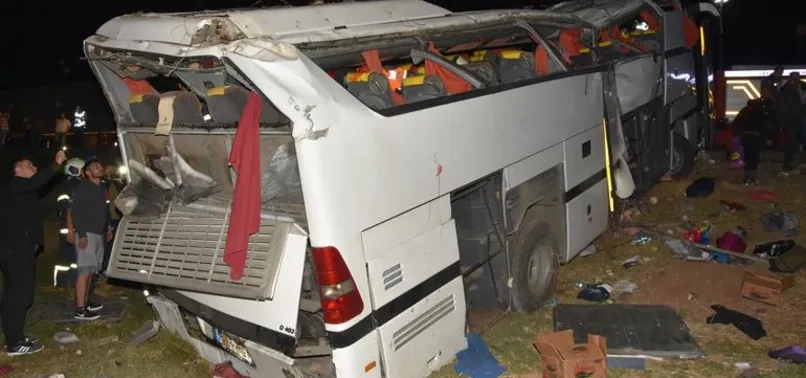 Polis otobüsü devrildi: Çok sayıda yaralı