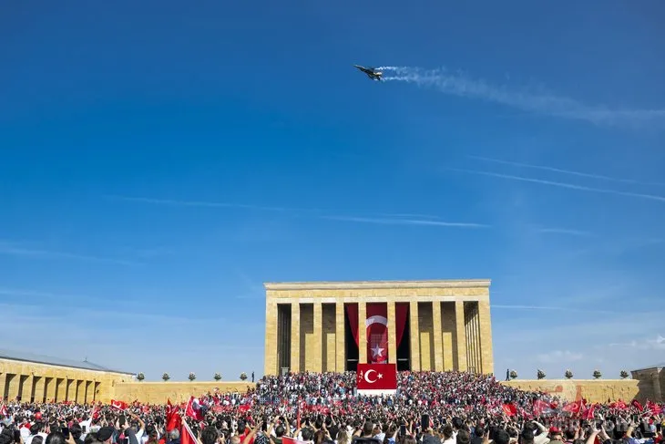 Ankara semalarında SOLOTÜRK rüzgarı! Vatandaşlar akın etti! Anıtkabir çevresinde alkışlarla eşlik ettiler...