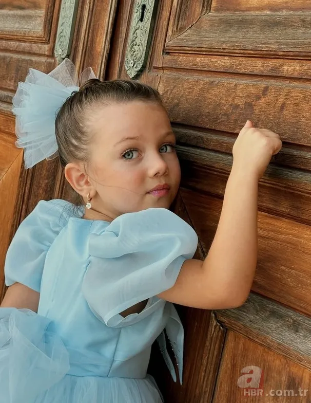 Kardeşi olsa bu kadar benzemez! Aynadaki Yabancı'nın Leyla'sı Afra Saraçoğlu'nun kopyası çıktı 5