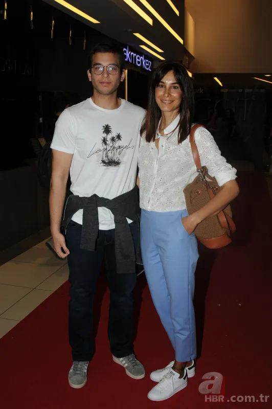 Arzum Onan ve Mehmet Aslantuğ’un oğlu Can Aslantuğ’dan aşk pozu! Gören şaştı kaldı! Hık demiş Arzum Onan’ın burnundan düşmüş! 2