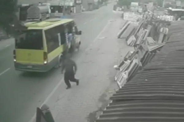 1697098007325.jpg Kapısı açık giden minibüsten düştü! Ölümle burun buruna geldi - 2