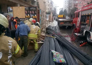 Kadıköy'de tonlarca demirin altında kaldı