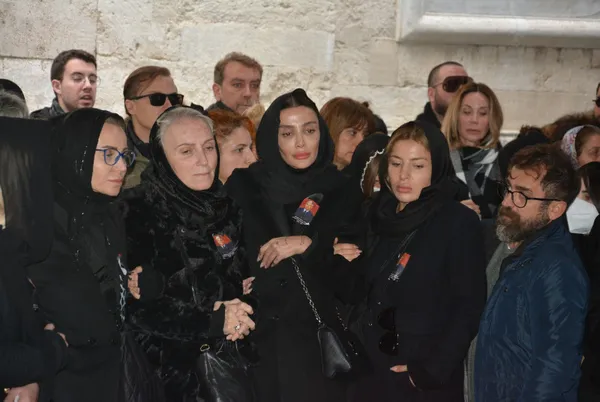 Özge Ulusoy’un babası son yolculuğuna uğurlandı! Ayakta durmakta güçlük çekti