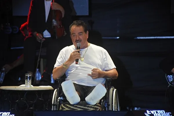 1661461875953.jpg İbrahim Tatlıses tekerlekli sandalye ile konser verdi! Muğla'da yaşadığı kazayı anlattı: Arabanın içindeyken yangın çıktı ve oğlum İdo... - 8