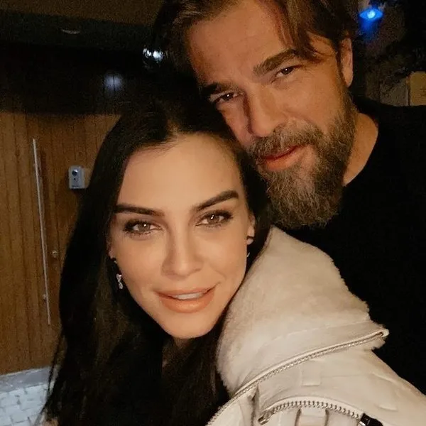 yildiz tilbe nin kizi sezen burcin gorenleri sasirtti ikizi kadar benziyor