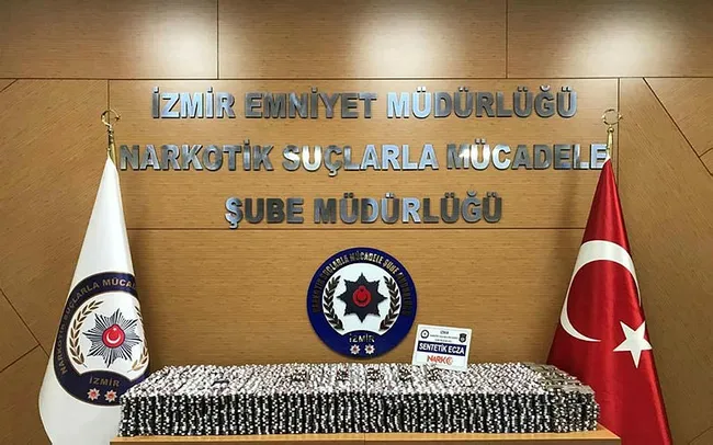 izmirde-yusturucu-tacirlerine-baskin-75-bine-yakin-hap-ele-gecirildi-1624860019878.jpg İzmir'de uyuşturucu tacirlerine baskın: 75 bine yakın hap ele geçirildi - 1