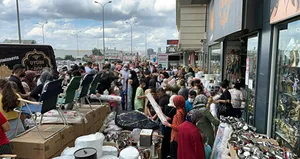 50 liralık halı izdihamı: Birbirlerini ezip geçtiler