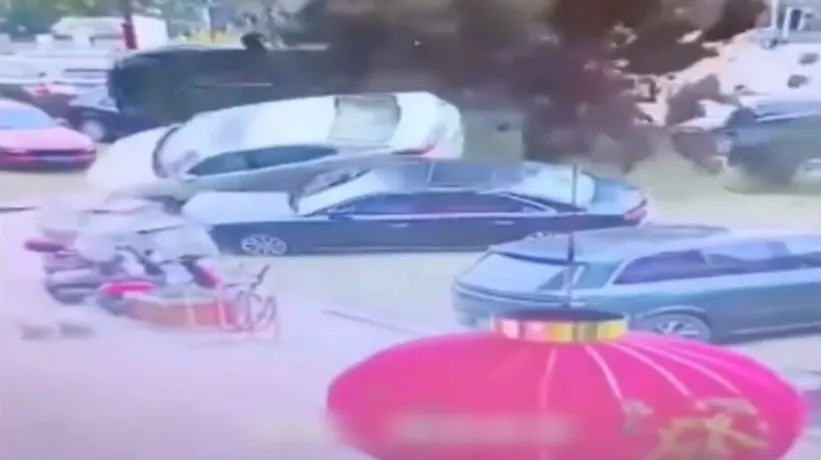 Bu görüntülerin müsebbibi bir çocuk! Sokağı savaş alanına çevirdi