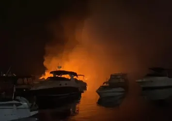 Son dakika | Kadıköy'de korku dolu anlar! 6 tekne cayır cayır yandı