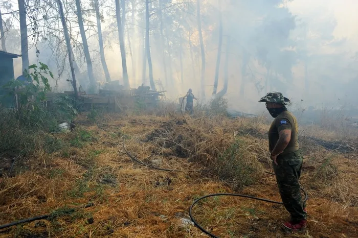 Rodos Adası orman yangını nedeniyle elektriksiz ve susuz kaldı