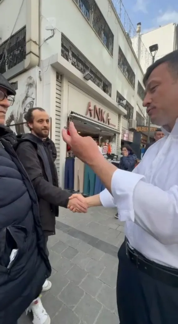 İzmir AK Parti belediyeciliğine hasret kalmış! Hamza Dağ ile tokalaşan gencin sözleri dikkat çekti. TKP'liyim size oy vereceğim - 1