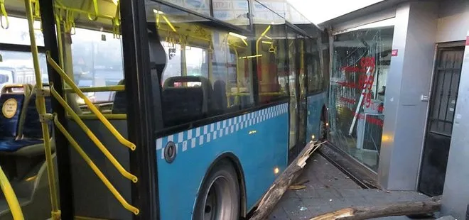 Son dakika: Ümraniye’de freni boşalan özel halk otobüsü iş yerine girdi