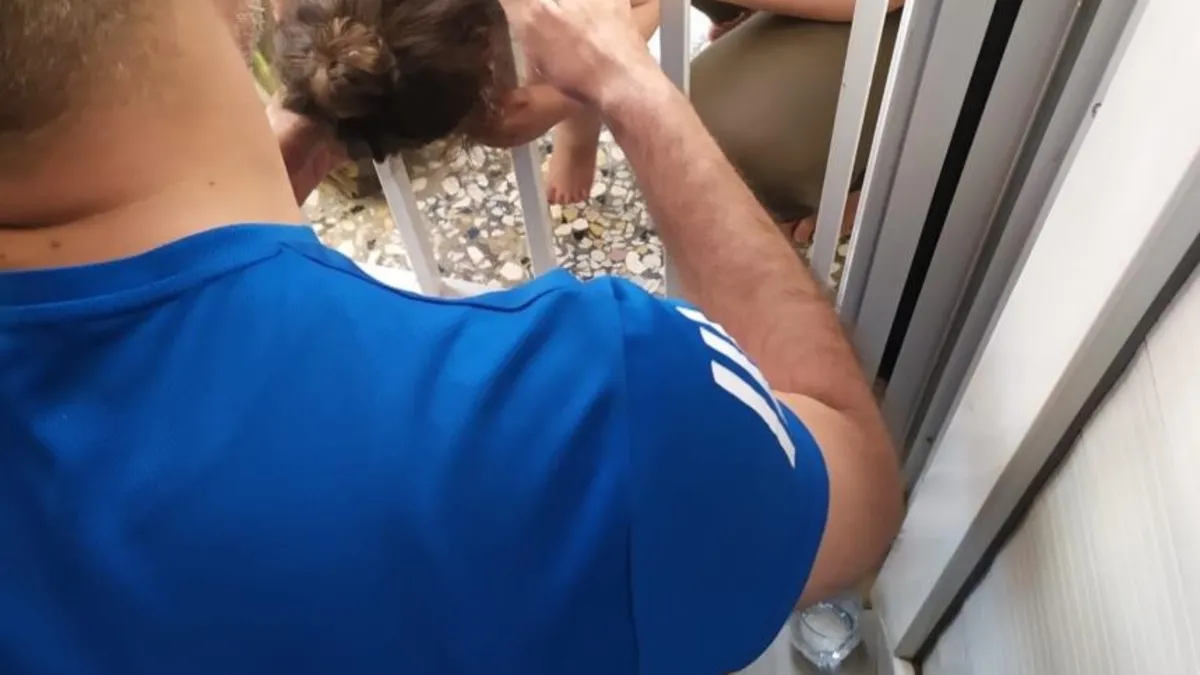 Balkon demirlerine sıkışan 1 yaşındaki bebeği sağlık ekipleri kurtardı