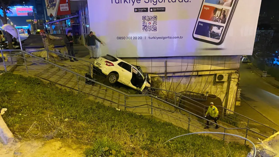 14 yaşındaki sürücü fren yerine gaza bastı, otomobil karşı sokağa uçtu