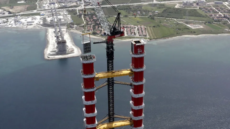 Çanakkale Köprüsü'nün 318 metrelik ayaklarında zorlu mesai