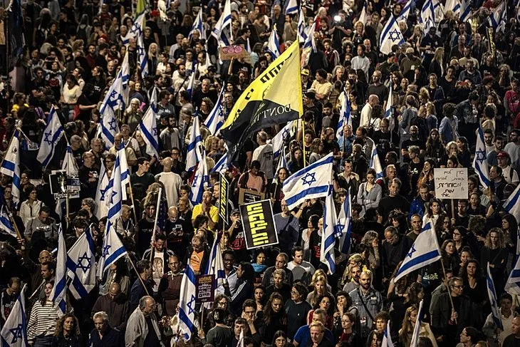 Tel Aviv’de Netanyahu istifa sesleri yankılandı! Binlerce kişi sokağa indi
