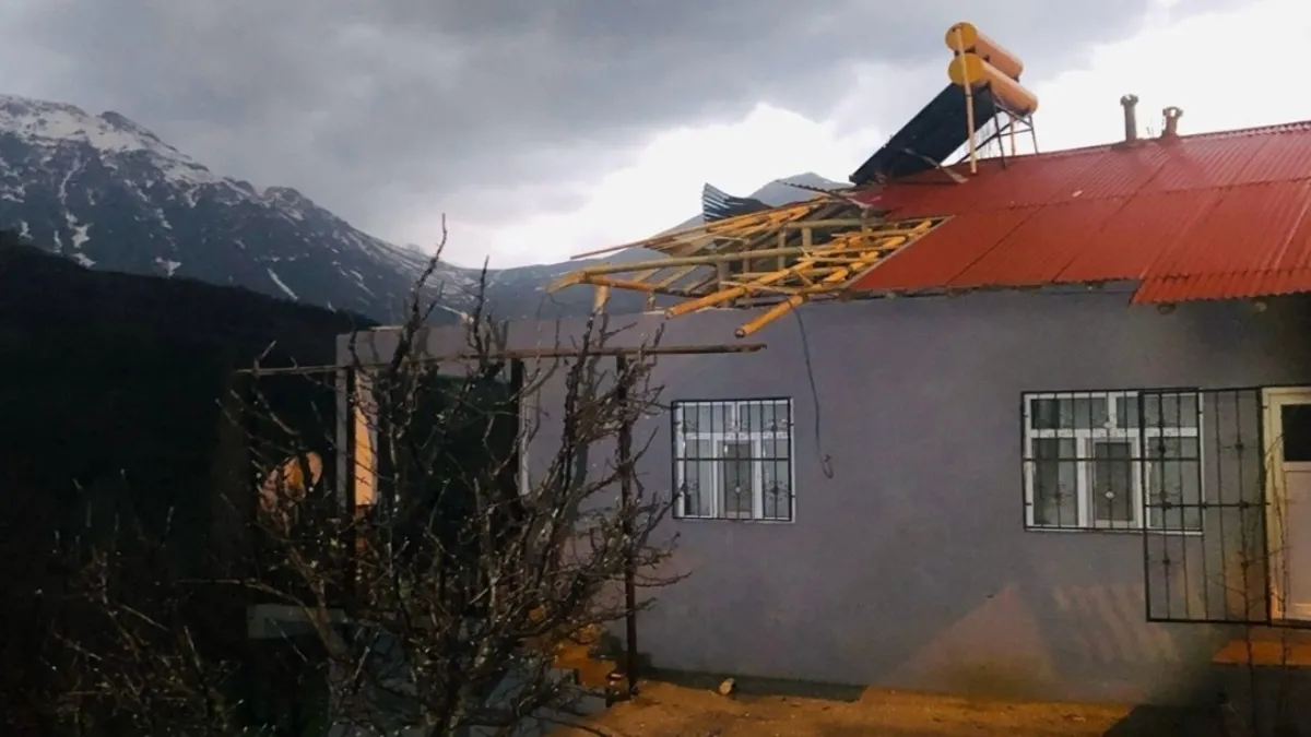 Hakkari'de fırtına hayatı felç etti: Çatı ve tabelalar uçtu