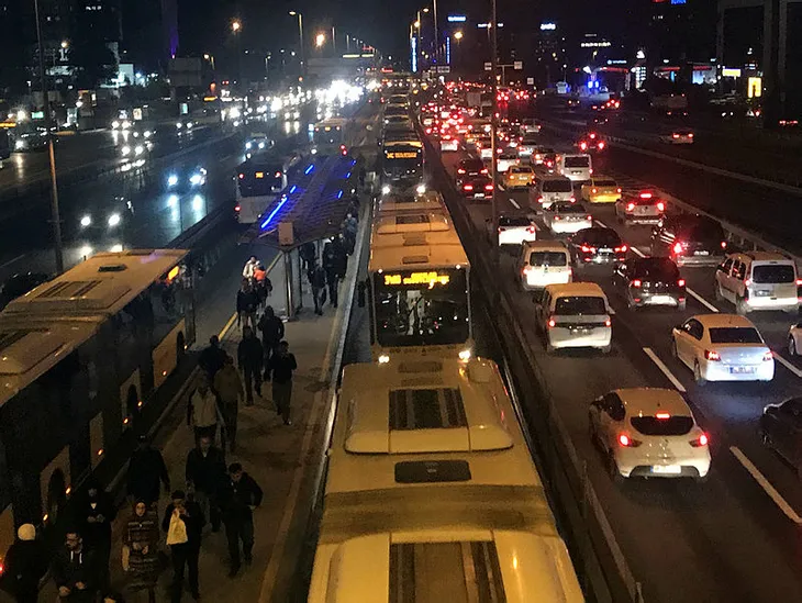 Topkapı'da arızalanan metrobüs seferleri aksattı - 1