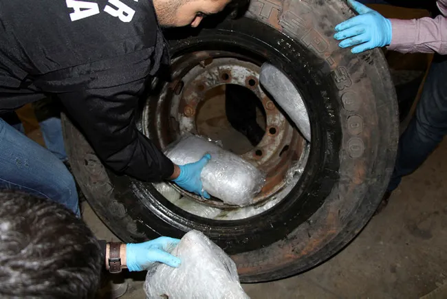 Edirne'deTIR lastiğinden 114 kilo esrar çıktı - 1