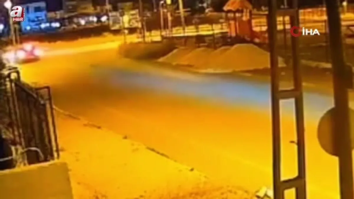 Çarpışmanın etkisiyle araç metrelerce sürüklendi: O anlar kamerada