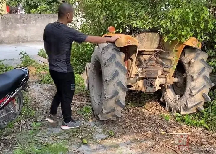 Paslanmış traktörü çalılıkların arasından alıp restore etti 🚜 Fabrika ayarlarına döndü resmen | Milyonlar bunu izledi
