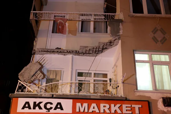 1614049477667.jpg Son dakika: Zeytinburnu’nda balkon çöktü - 2